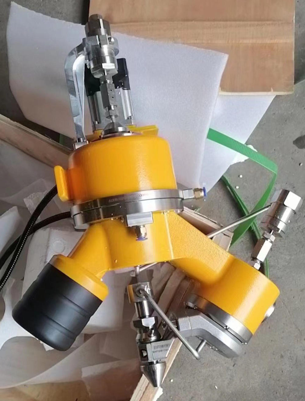 AC Waterjet cutting head with motors and drives